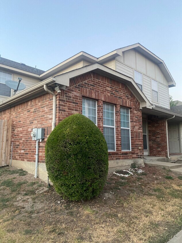 611 Oriole Blvd Unit 2204, Duncanville, TX 75116 Condo for Rent in