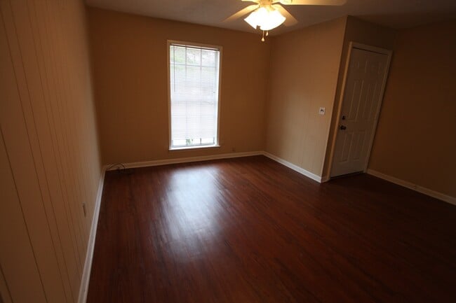 Building Photo - Charming 3BR/1BA Duplex in Convenient Location