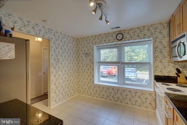 Building Photo - 5005 Red Haven Dr