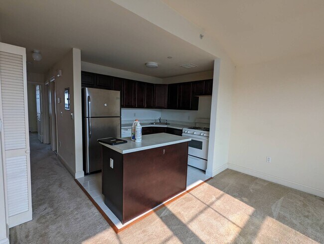 Building Photo - 102 Dolphin Ct