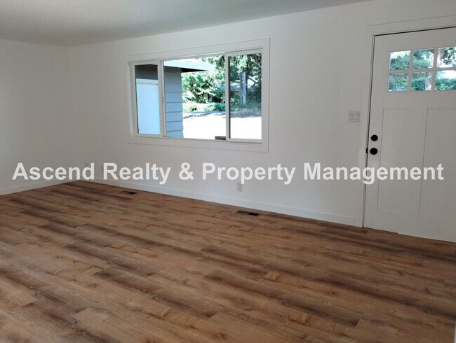 Building Photo - Remodeled 4 Bed/2 Bath~Like New Inside, Co...