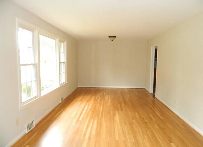 Building Photo - 412 Pearson Dr SW