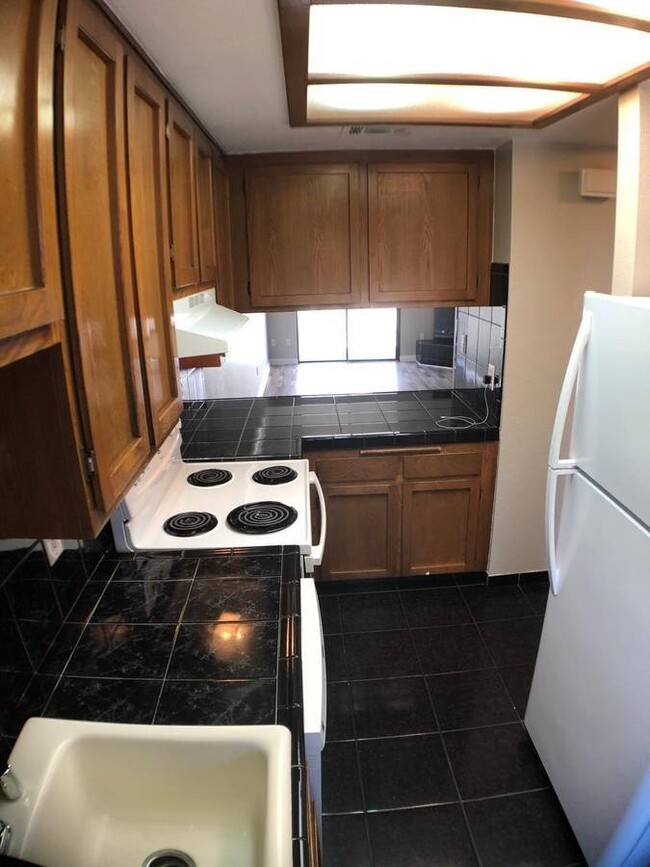 Foto del edificio - Remodeled Townhome with Garage and Yard in...