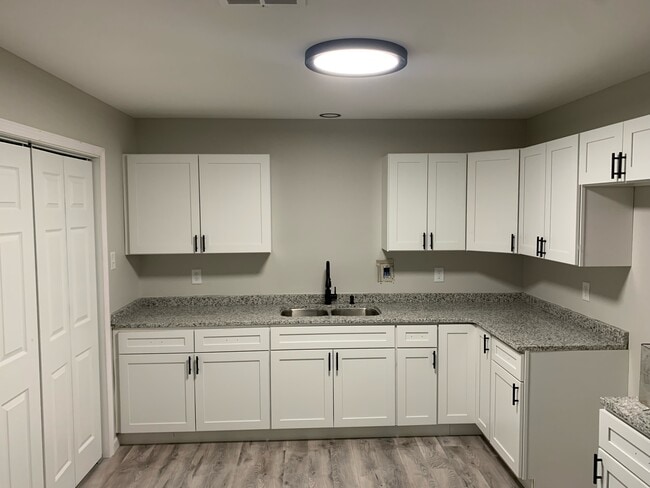 Building Photo - 3605 Thomas Dr