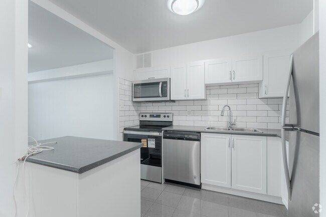 1 chambre, 1 salle de bain - 749 pi² - Cuisine - 2450 & 2460 Weston Rd