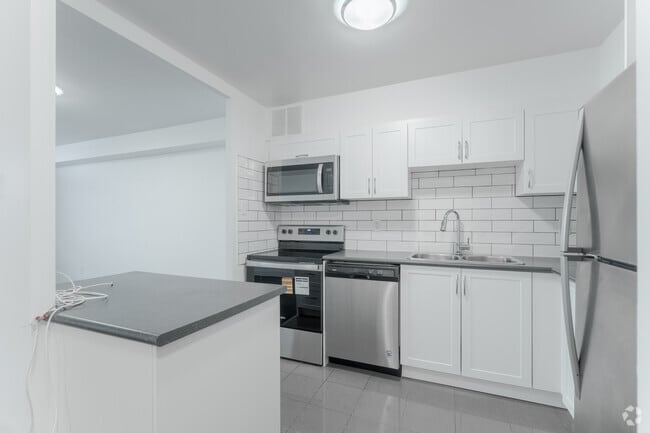 1BR, 1BA - 749SF - Kitchen - 2450 & 2460 Weston Rd