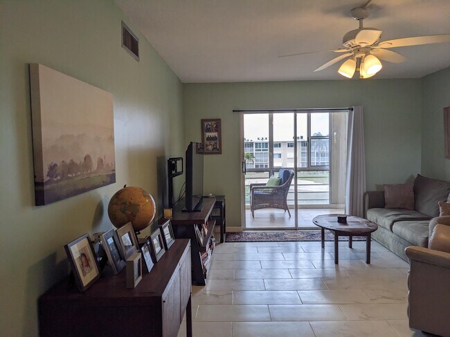 Building Photo - 2615 Garden Dr S