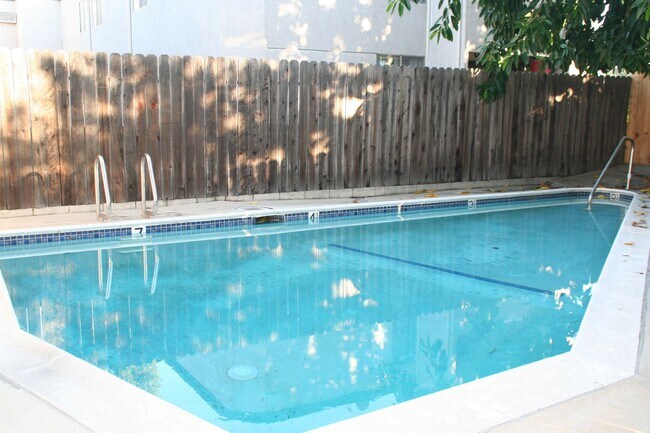 Foto del edificio - 11118 Moorpark Apartments