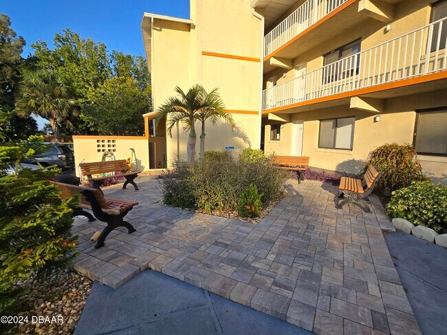 Building Photo - 633 S Palmetto Ave