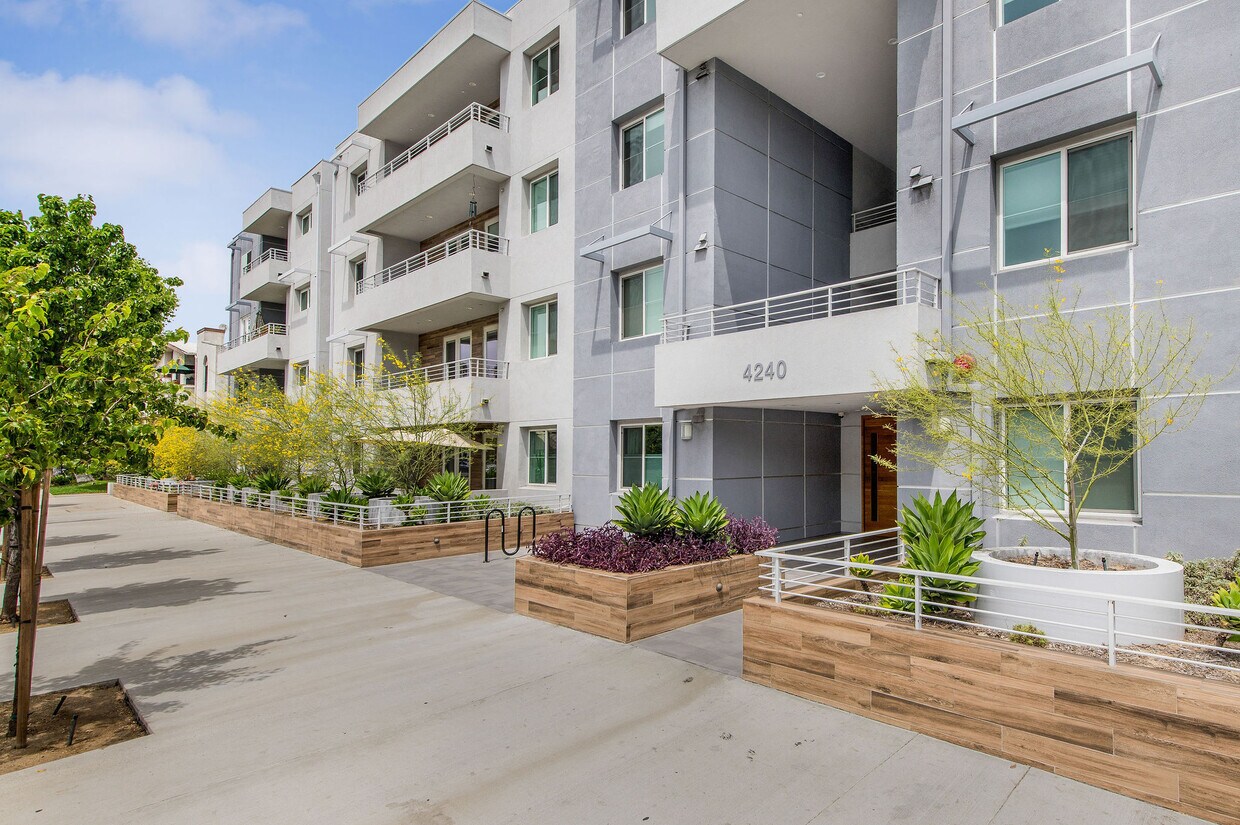 Foto principal - 4240 Laurel Canyon Blvd