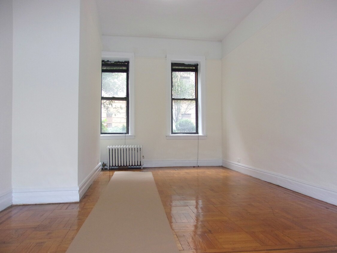 Primary Photo - 4865 Broadway Ave