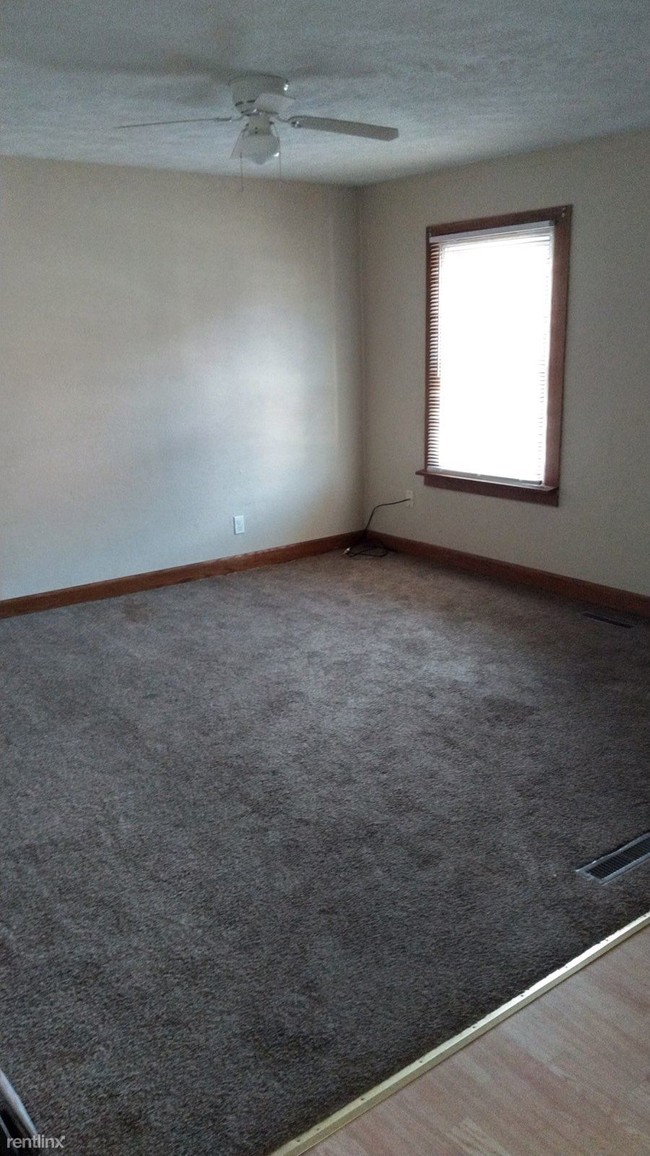 Building Photo - 2 br, 1 bath  - 4 W Main St