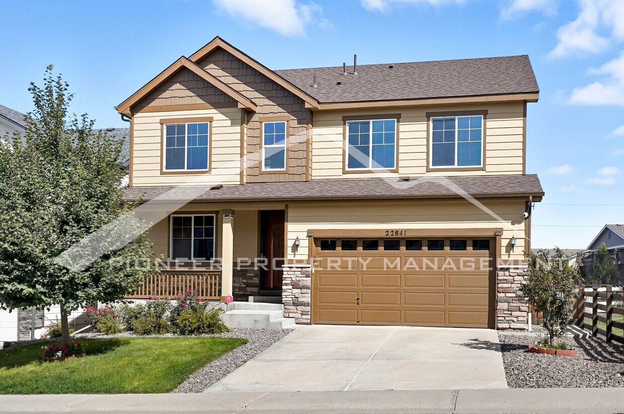 Foto principal - Stunning Home with Central AC and 2-Car Ga...