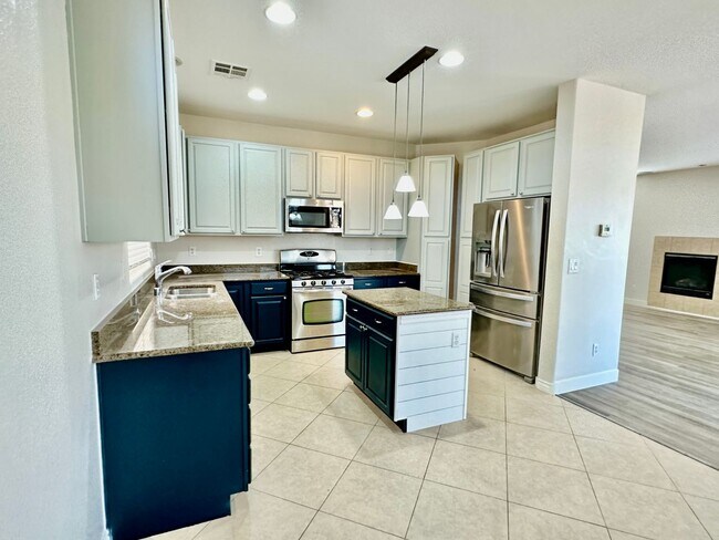 Building Photo - 4-bedroom house with Stunning views!