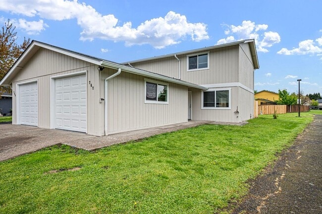 2-Story Newly Remodeled 2-Bedroom, 1.5-Bath Duplex In Springfield! - 2-Story Newly Remodeled 2-Bedroom, 1.5-Bath Duplex In Springfield! House