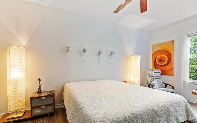 Building Photo - Well-Maintained 1BR with Modern Finishes