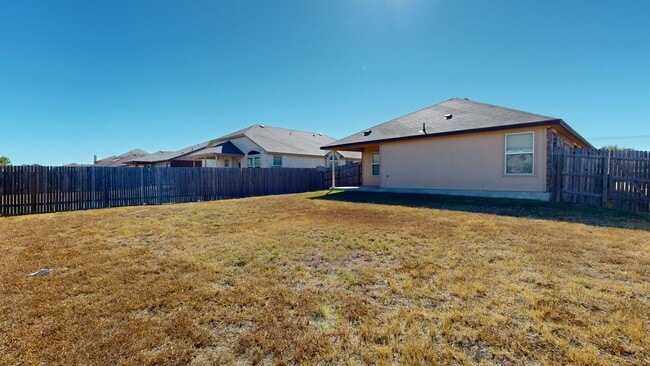 Building Photo - FREE DECEMBER RENT!!!