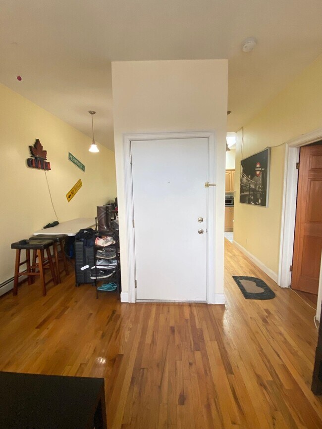 Building Photo - 163 Christopher Columbus Dr
