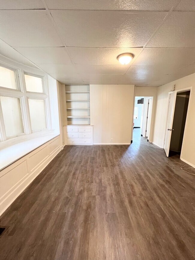 Foto del edificio - Newly Renovated 2 Bed, 1 Bath in Swissvale- Water/Sewage & Gas Included in Rent - Available Now!