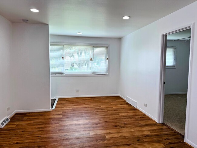 Foto del edificio - 572 N Emroy Ave