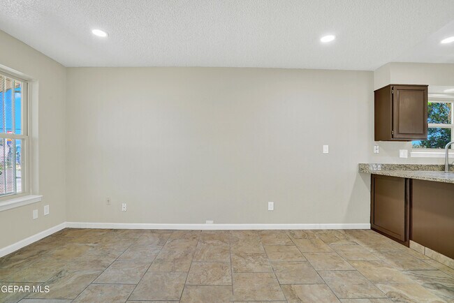 Building Photo - 4324 La Luz Ave