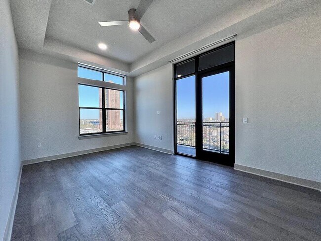 Building Photo - 3331 Oak Grove Ave