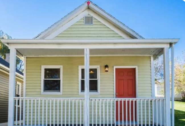 Building Photo - Charming 1 Bedroom with Fenced Yard & Parking Near Old Market!