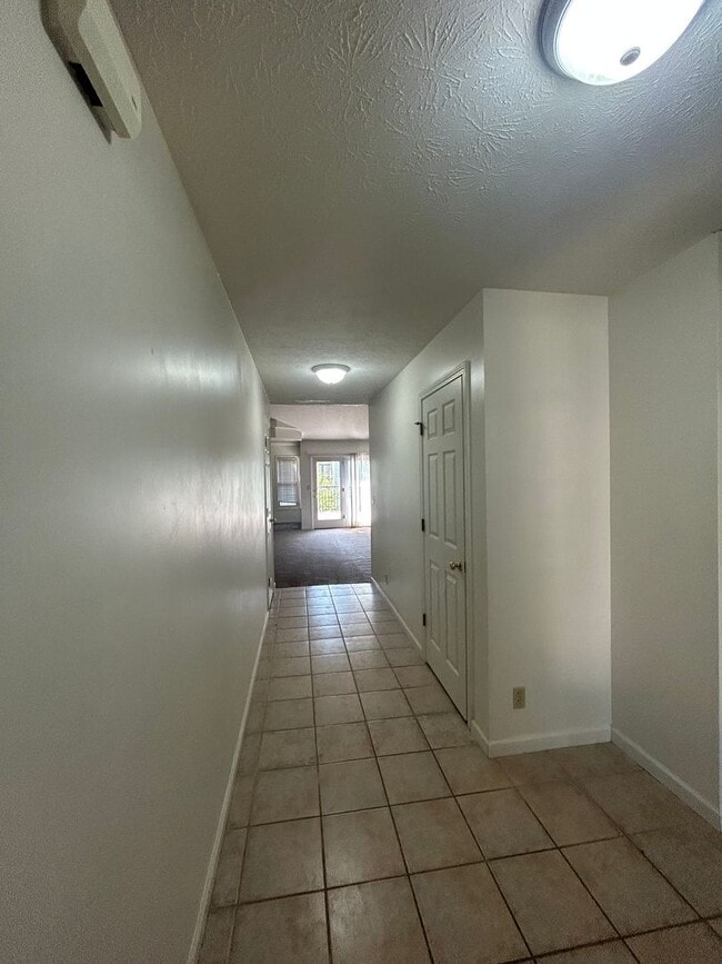 Building Photo - Large 3 Bedroom Home