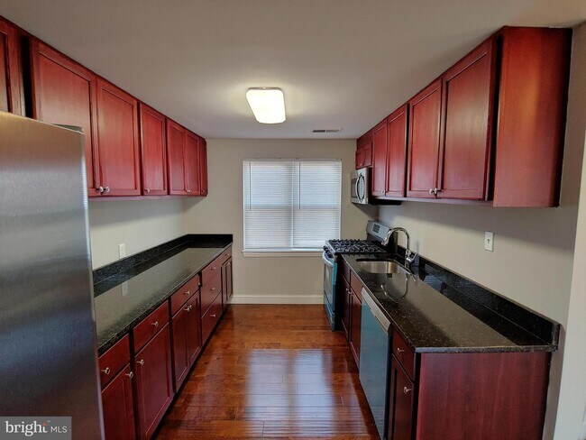 Foto del edificio - 618 Harwood Ave