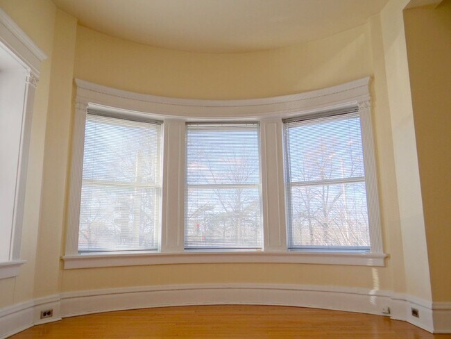 Foto del edificio - Charming 3 BD/2 BATH right across the stre...