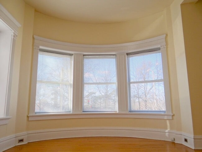 Building Photo - Charming 3 BD/2 BATH right across the stre...