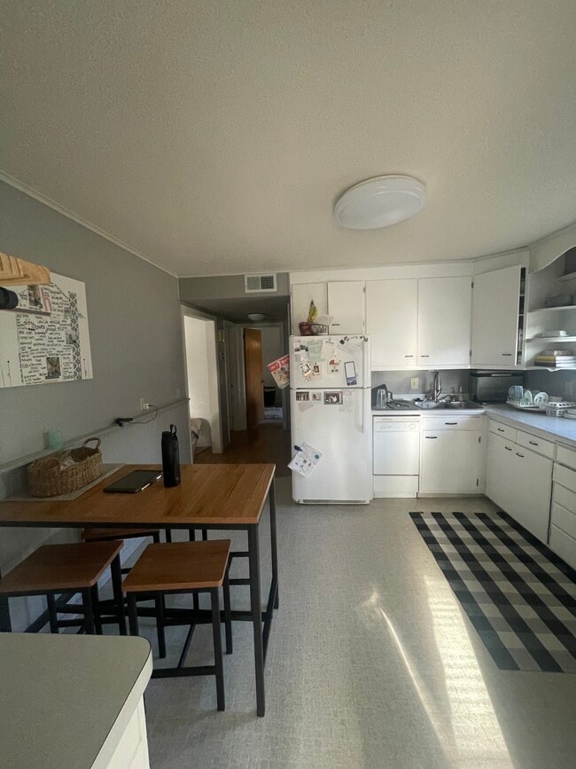 Kitchen - 1601 Broadway N