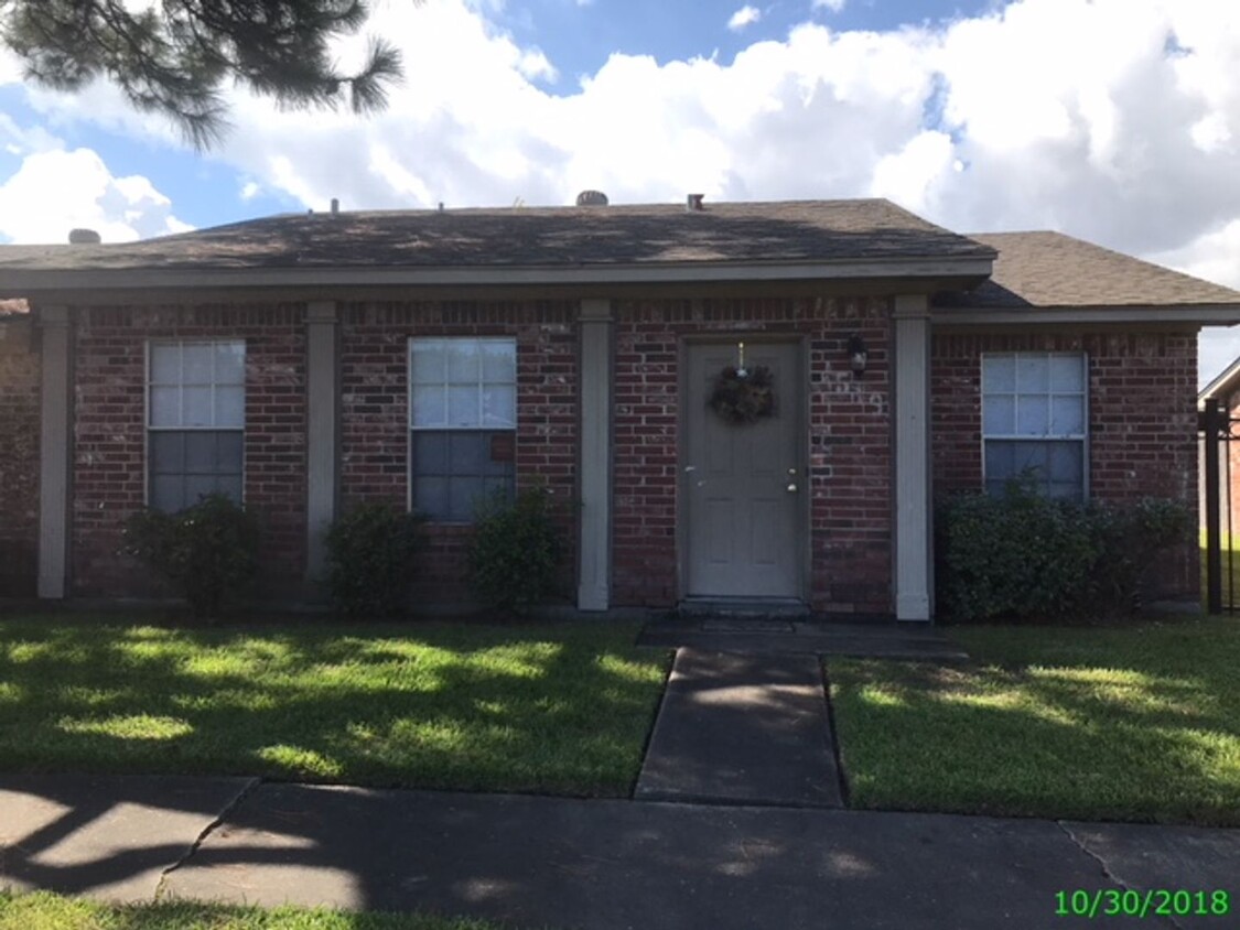 Primary Photo - 2 BEDROOM 2 BATH PATIO HOME WITH 1010 SF