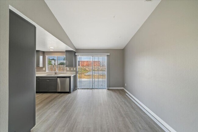 Foto del edificio - Modern Upgrades, Remodeled Kitchen & Baths, Prime Moreno Valley Location