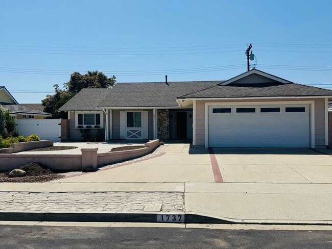 Building Photo - Single Level 3 Bedroom Bliss