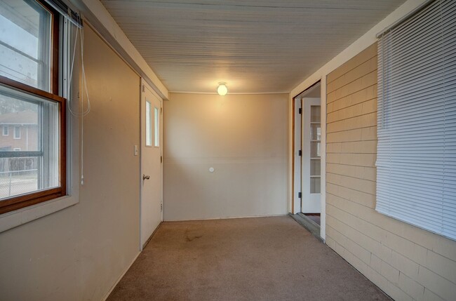 Building Photo - Charming updated 2 bd 1 ba bungalow