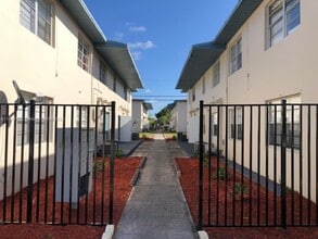 Building Photo - 939 Magnolia Dr