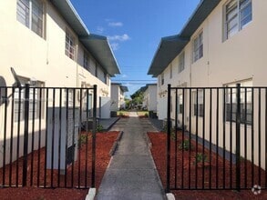 Building Photo - 939 Magnolia Dr