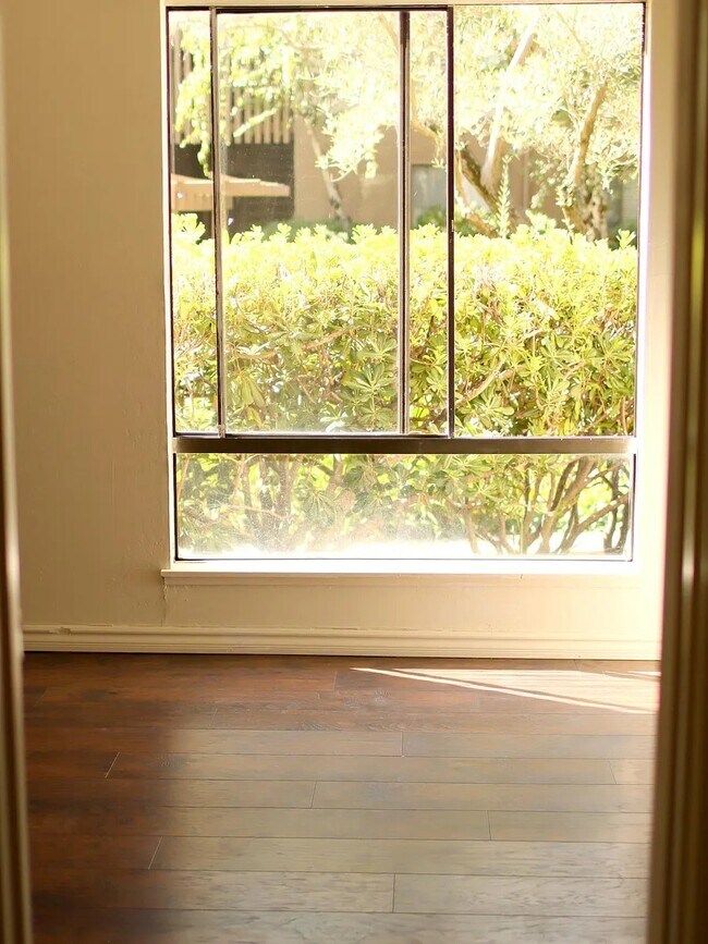 Foto del edificio - 490 N Civic Dr