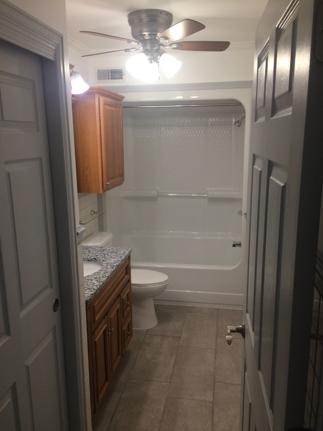 Baño - 1261 Maine St