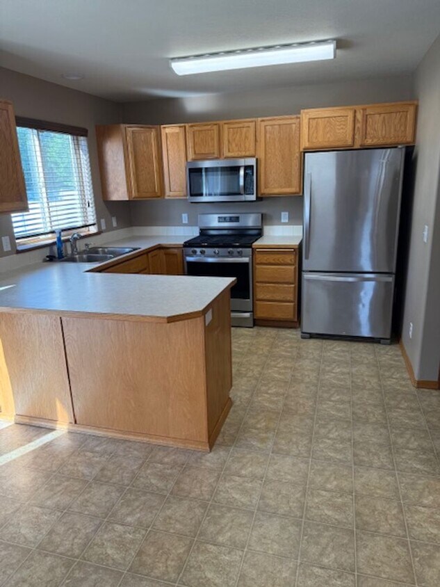 Building Photo - 4 bedroom 3 bath beautiful home with large...