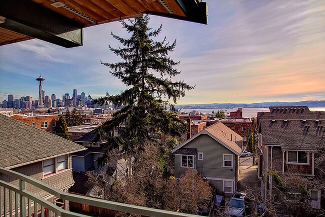 Building Photo - Queen Anne Home