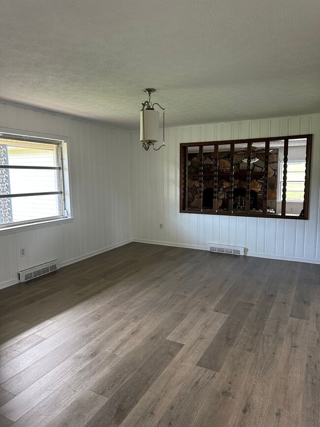 Building Photo - 3 Bedroom, 2 Bath Brick Ranch on 2 Acres