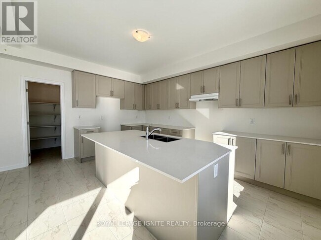 Photo du bâtiment - 28 Royal Oak Cres