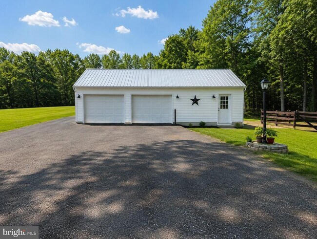 Foto del edificio - 27495 Three Notch Rd