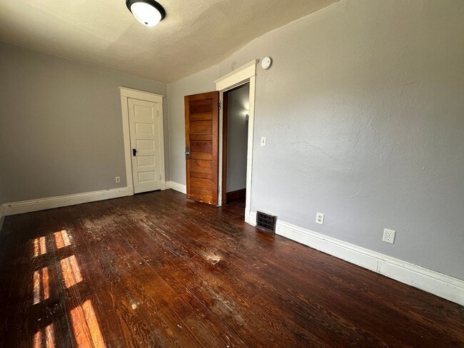 Building Photo - 3 bed, 1 bath home for rent in Waterloo