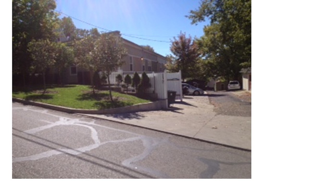 Frente a la calle 197 W. State - 197 W State St