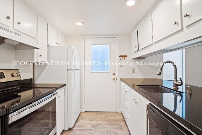 Building Photo - Updated 2bd Townhouse near Miller Creek - FOUNDATION