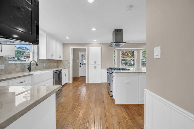 Foto del edificio - Welcome to this stunning 4-bedroom, 2.5-bath home on a quarter of an acre lot nestled in the high...