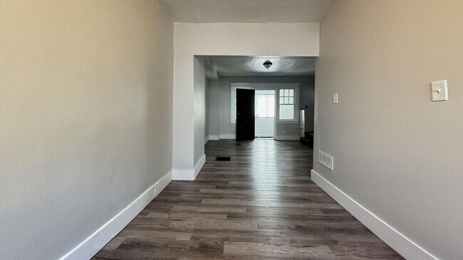Foto del edificio - 3-bed Philly home with hardwood floors, an...